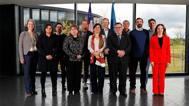 Foto de grupo de la visita de la Ministra Etcheverry a la sede de ESO