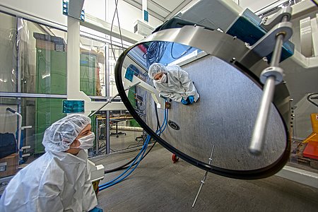 Super-thin Mirror Under Test at ESO