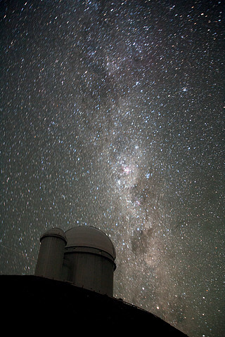 La Vía Láctea sobre la ESO de 3,6 metros del telescopio