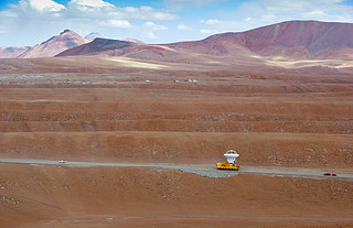 Una antena ALMA por primera vez en camino al Llano de Chajnantor