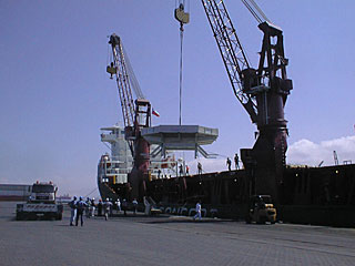 Lifting the 8.2-m VLT Mirror