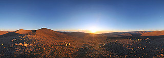 El Sol, la Luna y los telescopios sobre el desierto