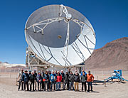 O telescópio APEX e os visitantes por ocasião do 10º aniversário