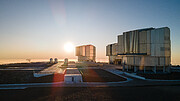 O Very Large Telescope do ESO ao pôr do Sol