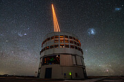 De lasers van de VLT tegen de verbluffend donkere hemelachtergrond van de Atacama-woestijn