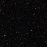 Visión de campo amplio del cielo alrededor del sistema binario de enanas marrones CFBDSIR 1458+10