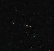 Visión de campo amplio del cielo alrededor de NGC 3169 y NGC 3166
