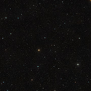 Vidvinkelbild av området runt kvasaren HE 0109-3518