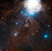 Vidvinkelbild av området omkring NGC 1999 i Orion