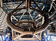 VLT-teleskoopin sisäosia esittävä kuvankaappaus IMAX® 3D -elokuvasta Hidden Universe