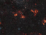 Laajan näkökentän näkymä Suuren Magellanin pilven kaasupilviin NGC 2014 ja NGC 2020
