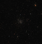 Širokoúhlý pohled na otevřenou hvězdokupu M 67