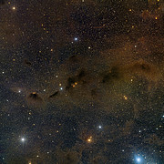 Širokoúhlý pohled na část oblasti s probíhající vznikem hvězd v souhvězdí Býka