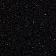 Weitwinkelaufnahme der Himmelsregion um die gelinste Abbildung der kollidierenden Galaxien H-ATLAS J142935.3-002836