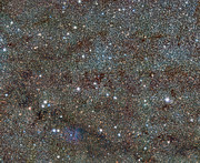 Dalekohled VISTA odhalil proměnné hvězdy skryté za mlhovinou Trifid (širokoúhlý pohled)