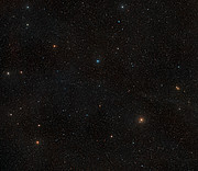 Širokoúhlý pohled na oblohu kolem hvězdy AU Microscopii
