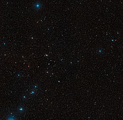 Vidvinkeloptagelse af himlen omkring den vekselvirkende galakse NGC 5291
