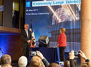 La Presidenta de Chile, Michelle Bachelet, sella la cápsula del tiempo durante la ceremonia de colocación de la primera piedra del ELT