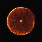 Skör bubbla av utkastat material omkring den svala röda stjärnan U Antliae