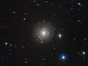 Image de la galaxie NGC 4993 acquise par VIMOS, sur laquelle figure la contrepartie visible d’une paire d’étoiles à neutrons en cours de fusion (annotée)