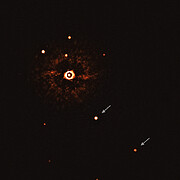 Primeira imagem de um sistema planetário múltiplo em órbita de uma estrela do tipo do Sol (inteira, com anotações)