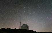 De koepel van de Test-Bed Telescope 2 bij nacht