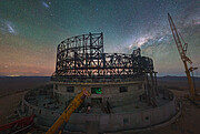 Noční pohled na stavbu kopule dalekohledu ELT na vrcholu Cerro Armazones