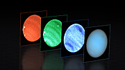 Hier sind vier Teleskopaufnahmen des Planeten Neptun nebeneinander zu sehen. Das ganz rechte Bild ist eine fast eigenschaftslose cyanfarbene Scheibe mit einem schwachen dunklen Fleck oben rechts. Die anderen drei, blau, grün und rot eingefärbten Bilder zeigen kontrastreichere Ansichten von dunklen und hellen Flecken sowie von Bändern, die den Planeten diagonal durchziehen.