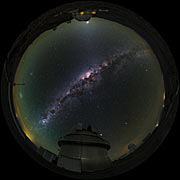 Fischaugenansicht der La Silla-Teleskope in UHD