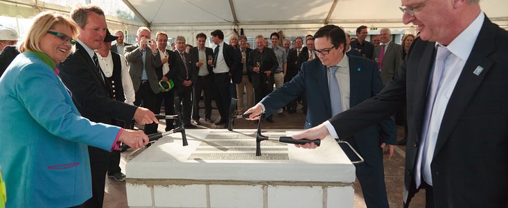 Depositando la primera piedra del edificio de ampliación de la sede central de ESO