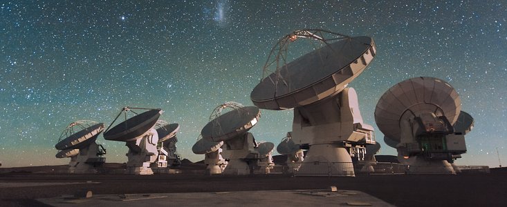 Las antenas de ALMA (Atacama Large Millimeter/submillimeter Array) de noche, bajo las Nubes de Magallanes