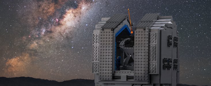 Het LEGO® VLT-model tegen de achtergrond van de echte Melkweg
