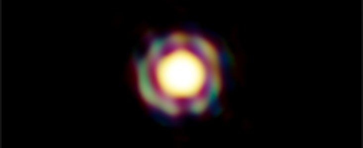 The star T Leporis as seen with VLTI