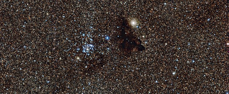 O brilhante enxame estelar NGC 6520 e a nuvem escura de forma estranha Barnard 86