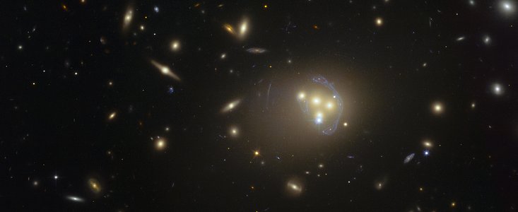 Image de l'amas de galaxies Abell 3827 acquise par Hubble 