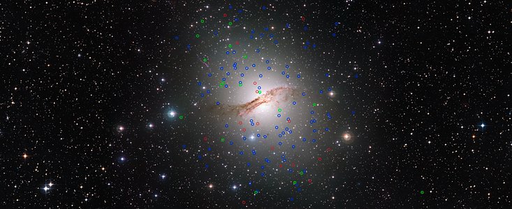 Obří eliptická galaxie Centaurus A (NGC 5128) a její podivné kulové hvězdokupy