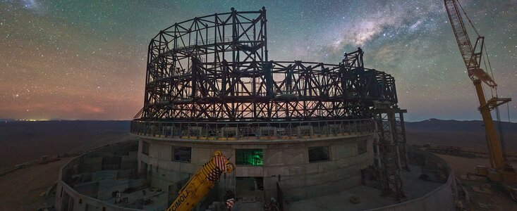 Noční pohled na stavbu kopule dalekohledu ELT na vrcholu Cerro Armazones