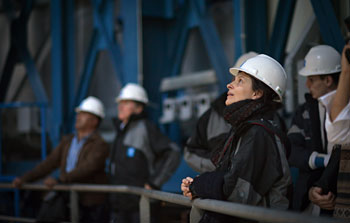 Den franske skuespillerinde Juliette Binoche og den irske skuespiller Gabriel Byrne besøger ESOs chilenske faciliteter
