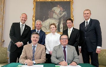 Die ESO und der irische Forschungsrat unterzeichnen Vereinbarung über Stipendienprogramm