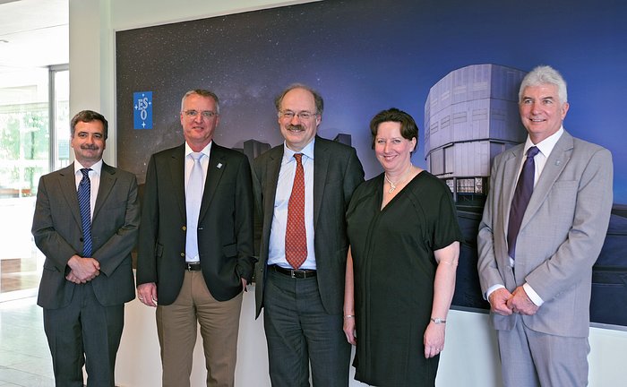 UK Ambassador to Chile and UK Government Chief Scientific Adviser at ESO's offices in Vitacura