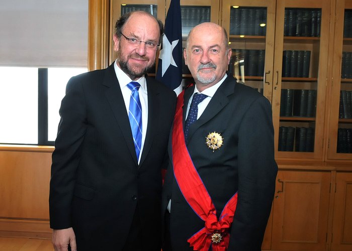 Der chilenische Außenminister Alfredo Moreno zusammen mit Massimo Tarenghi