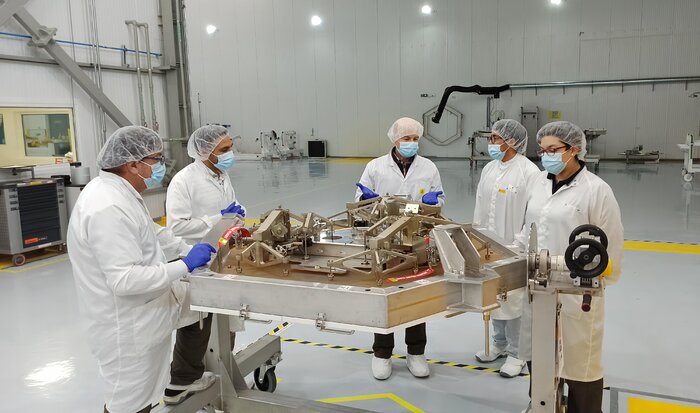 ESO:s ingenjörer inspekterar ett segment till huvudspegeln M1