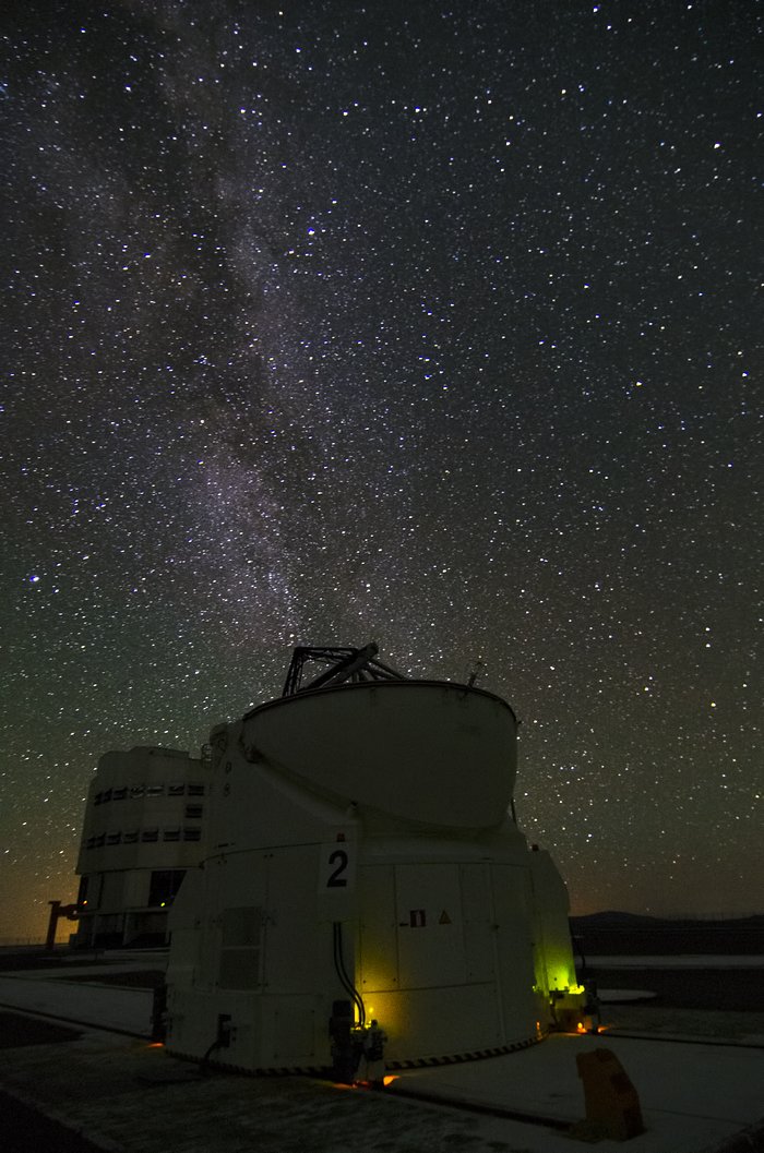 A VLT Auxiliary Telescope watches the Milky Way