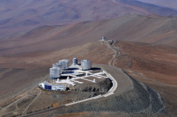 Pohled z ptačí perspektivy na VLT (Very Large Telescope)