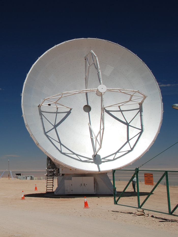 Antena de 12 metros de ALMA, fabricada por Mitsubishi Electric Corporation 