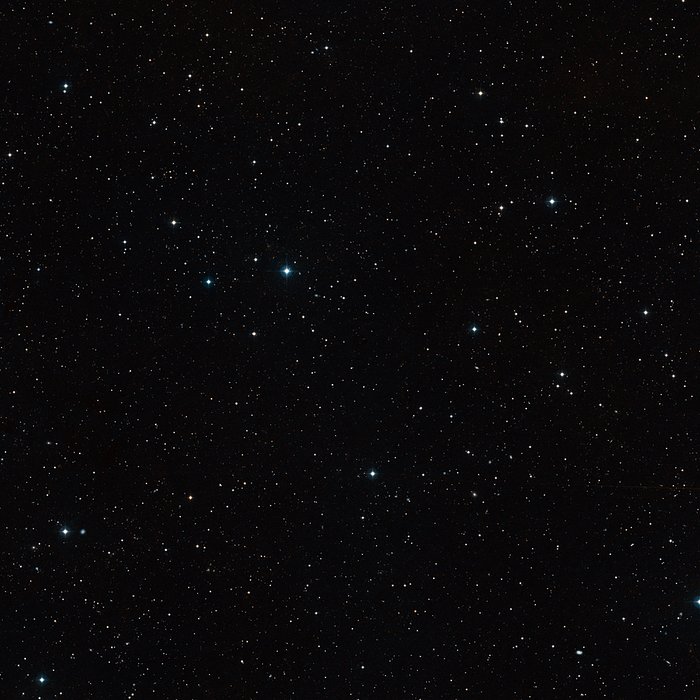 Visión de campo amplio del cielo alrededor del sistema binario de enanas marrones CFBDSIR 1458+10