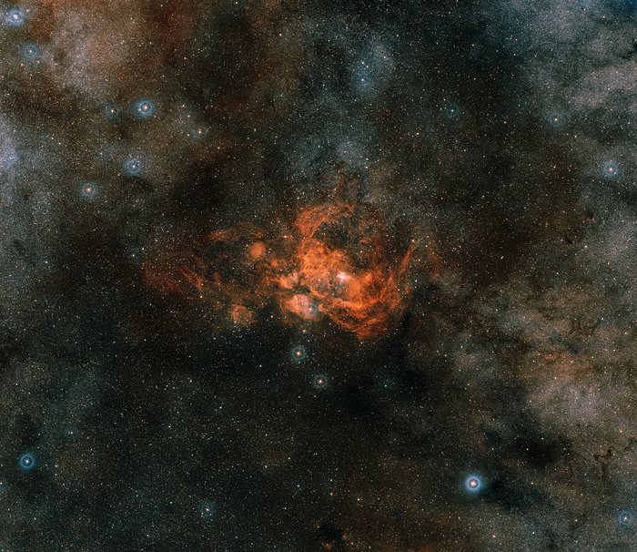 Vidvinkelbillede af området omkring NGC 6357