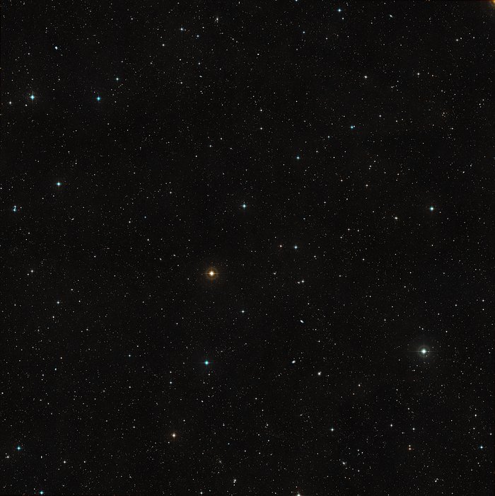 Širokoúhlý pohled na okolí kvasaru HE 0109-3518