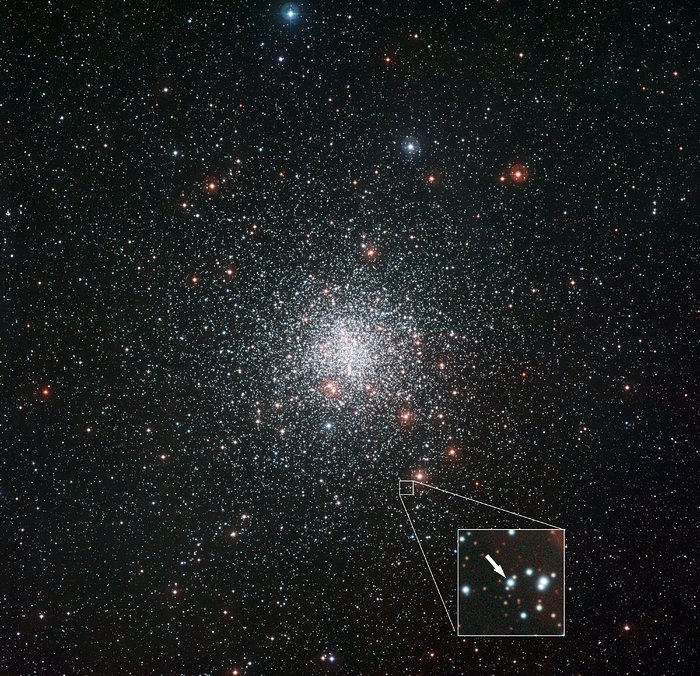 Kugelsternhaufen Messier 4 und die Position des sonderbaren Sterns