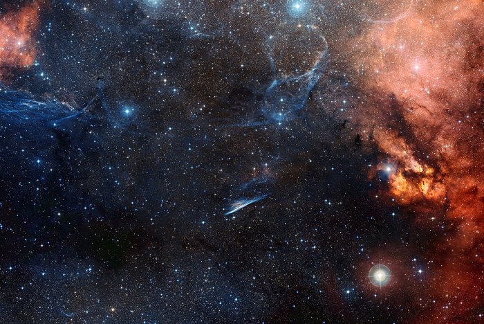Vista de campo largoo do céu em torno da Nebulosa do Lápis
